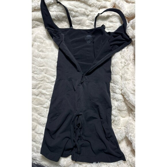 SEAMLESS SCULPT ZIP FRONT Scoop Neck mid thigh bodysuit - Picture 7 of 9